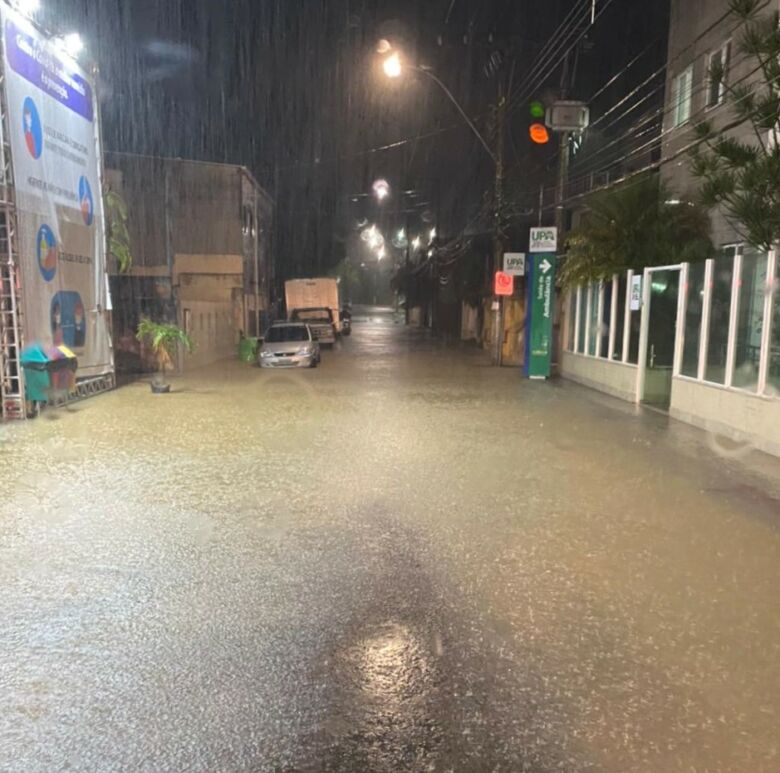 Chuva forte alaga rua da UPA em Guarapari