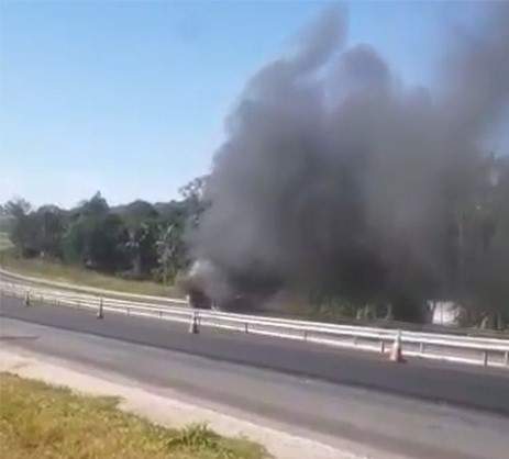 Vídeo: Caminhão entra em chamas na  BR-101, na altura de Guarapari