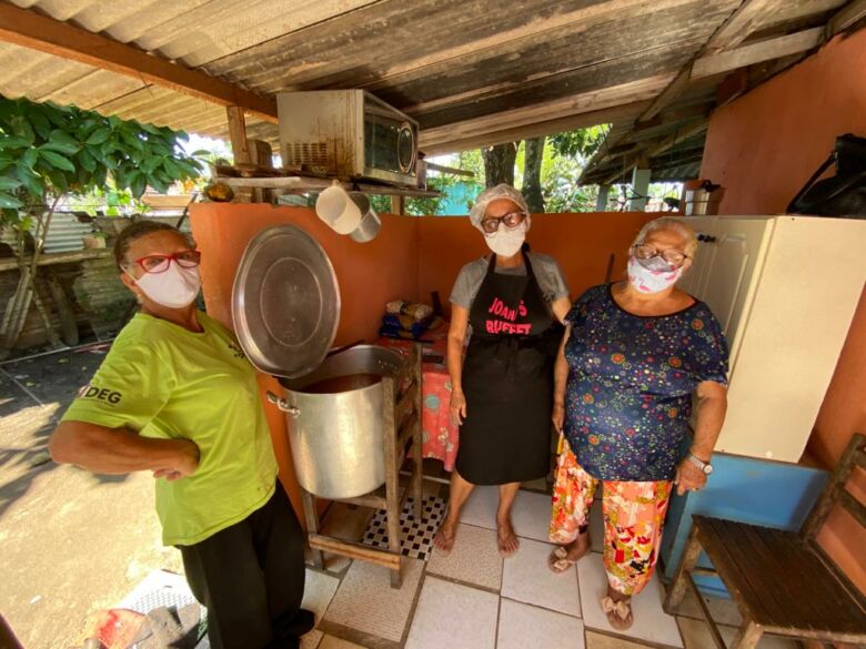 “Sei o que é sentir fome e não ter o que comer”, diz voluntária na doação de sopa em Guarapari