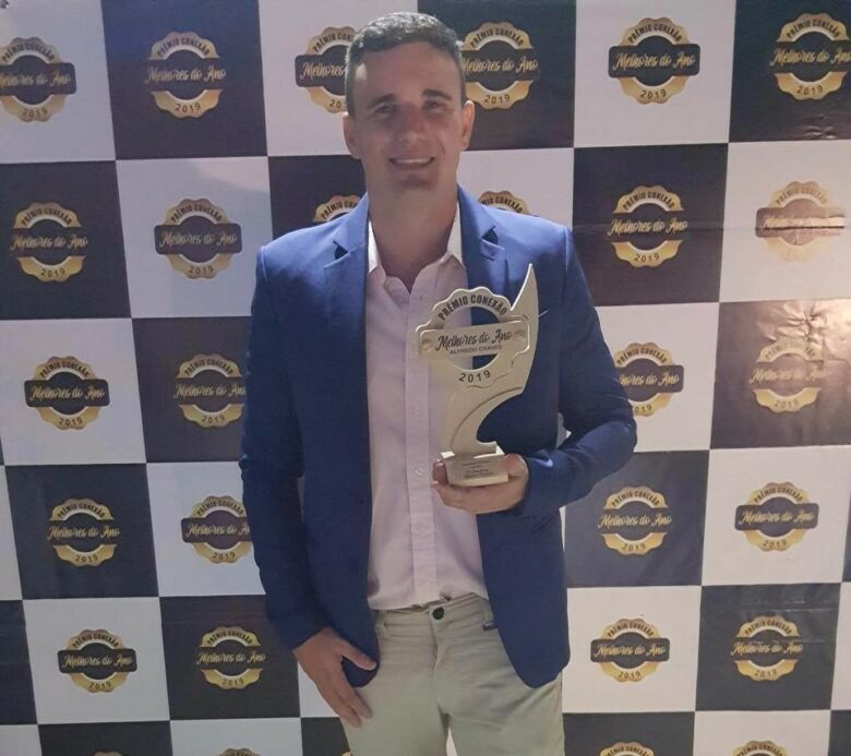 Filho de garis, jovem de Alfredo Chaves ganha prêmio de empreendedorismo