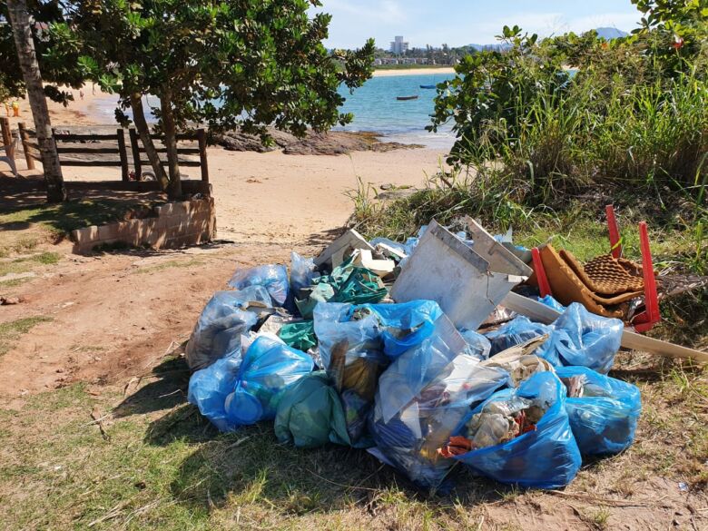 Moradores se unem e realizam limpeza da Praia de Guaibura, em Guarapari