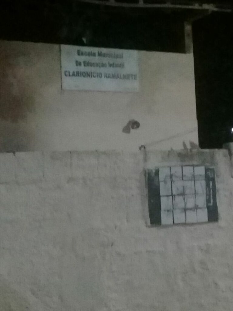 Moradora reclama que antiga sede de escola no Adalberto está abandonada pela Prefeitura de Guarapari