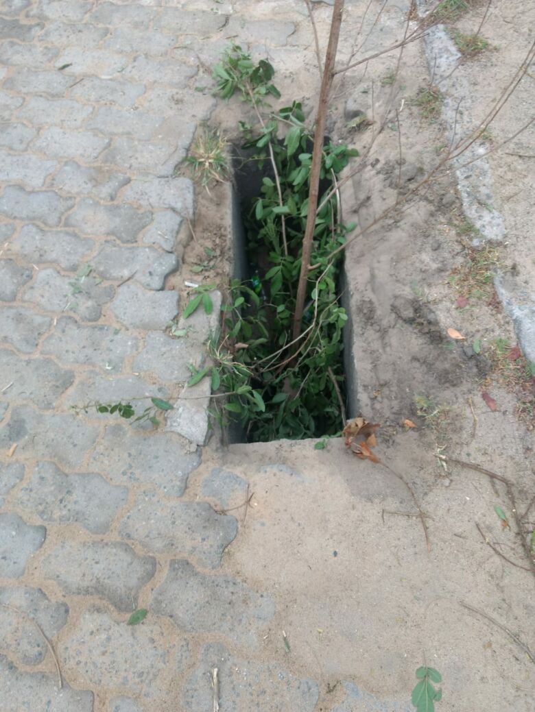 Moradores de Guarapari relatam furtos de tampas de bueiros em Setiba