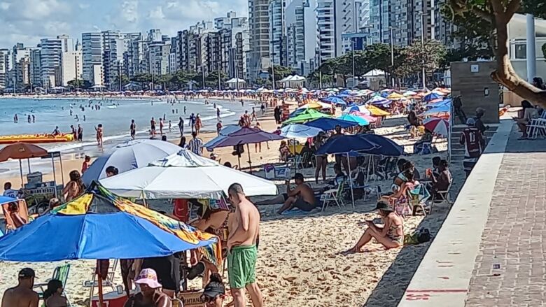 PDM 0406 - Moradora de Guarapari registra Praia do Morro lotada nesta sexta-feira (04)