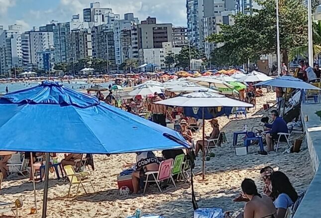Moradora de Guarapari registra Praia do Morro lotada nesta sexta-feira (04)