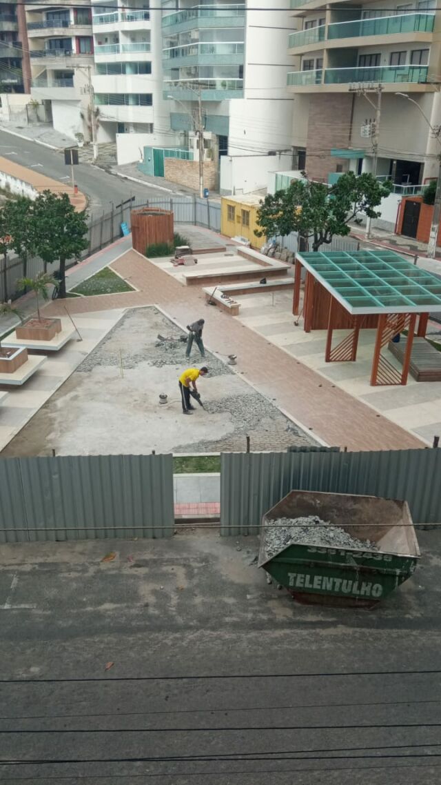 “É um faz e refaz, desperdício de dinheiro público”, diz moradora de Guarapari sobre a Praça das Virtudes