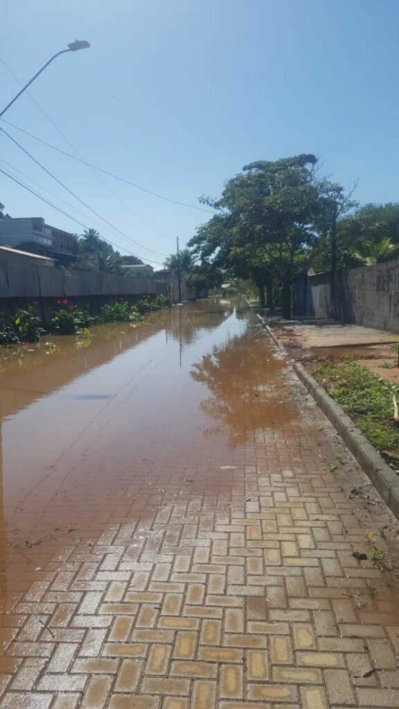 Rua pavimentada há seis meses alaga sempre que chove; moradores pedem solução em Guarapari