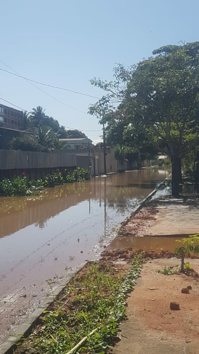 Rua pavimentada há seis meses alaga sempre que chove; moradores pedem solução em Guarapari