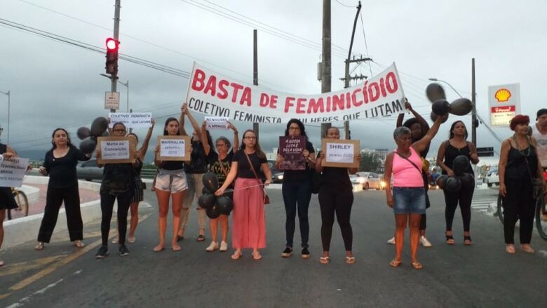 Grupo de mulheres de Guarapari realiza protesto contra feminicídio