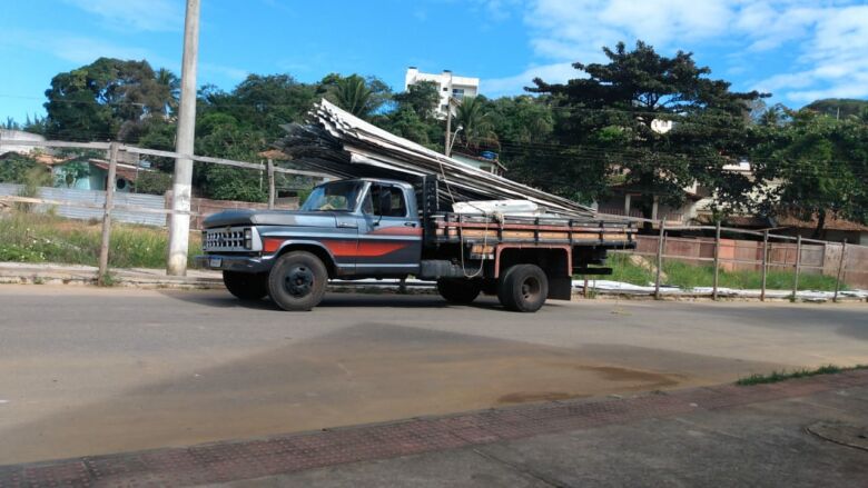 Tapumes que cercavam praça em Santa Mônica são retirados e obra continua parada em Guarapari