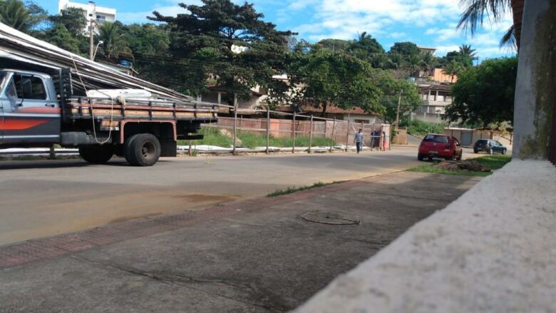 Tapumes que cercavam praça em Santa Mônica são retirados e obra continua parada em Guarapari