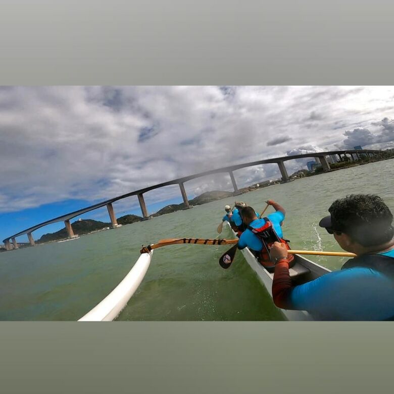 Canoa havaiana de Guarapari conquista terceiro lugar na Volta a Ilha de Vitória