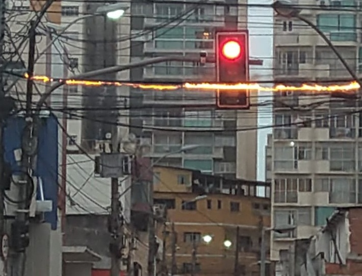 Fogo em fiação assusta moradores no Centro de Guarapari