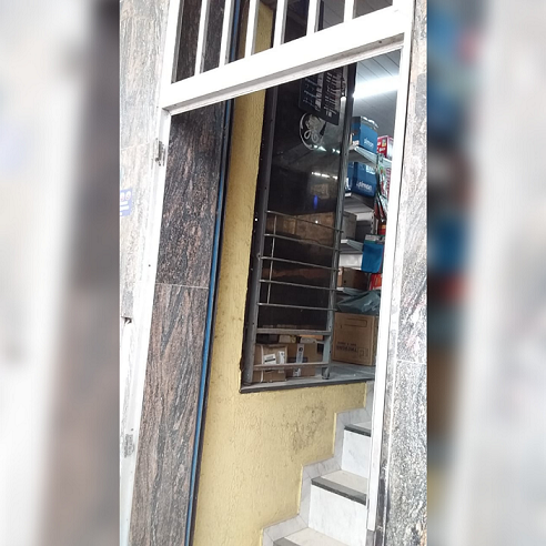 Comércio tem porta furtada no Centro de Guarapari; moradores pedem videomonitoramento