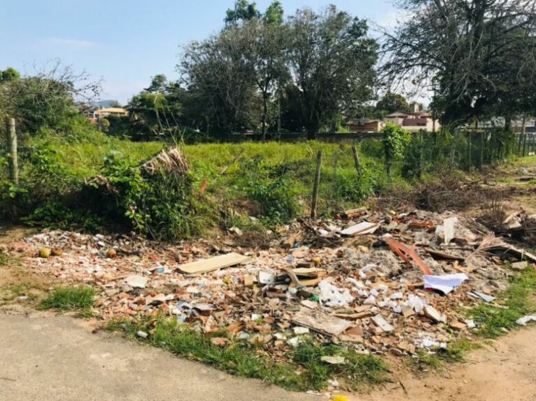 Após denúncia de moradores, proprietário limpa lote do antigo Igloo em Guarapari
