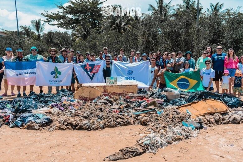 Grupo realiza mutirão de limpeza nas praias do Boião e do Morcego em Guarapari