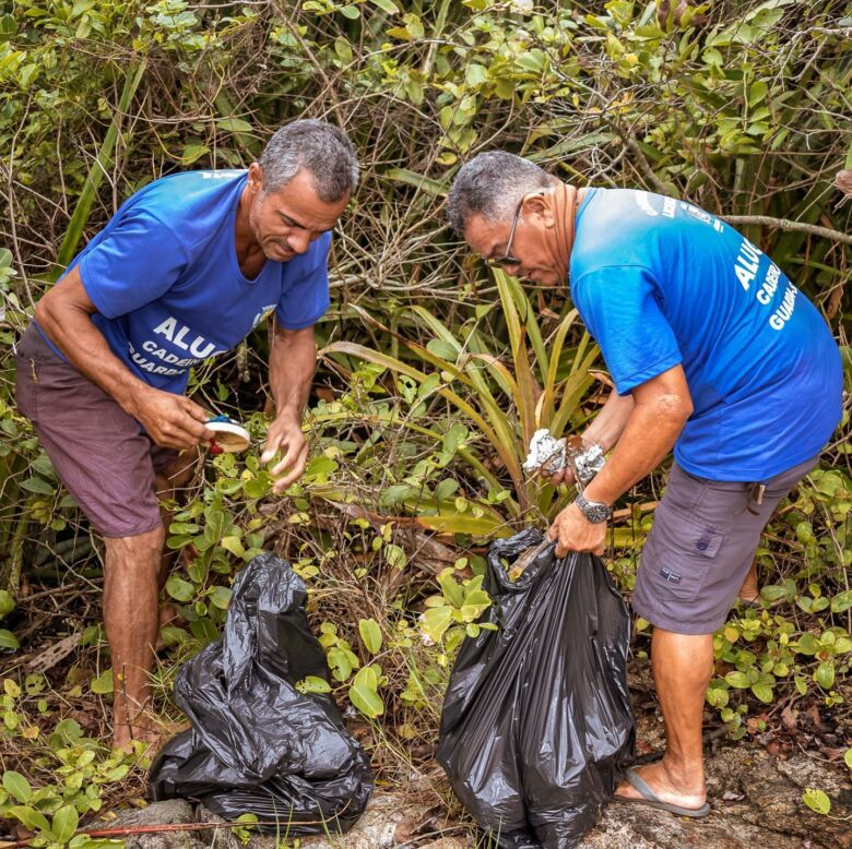 Grupo realiza mutirão de limpeza nas praias do Boião e do Morcego em Guarapari