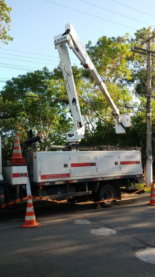Nova Guarapari: jogo de empurra deixa moradores sob risco de choque elétrico