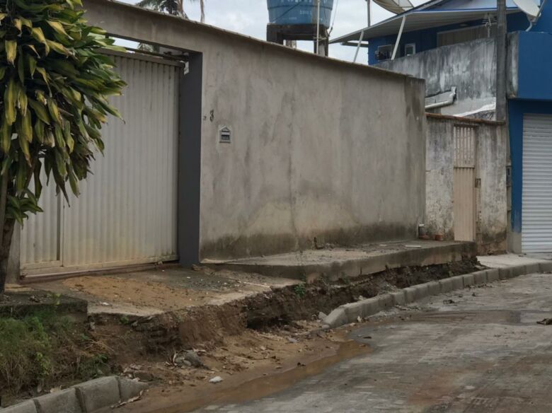 Desnível após pavimentação impede moradores de usarem garagens em rua de Guarapari