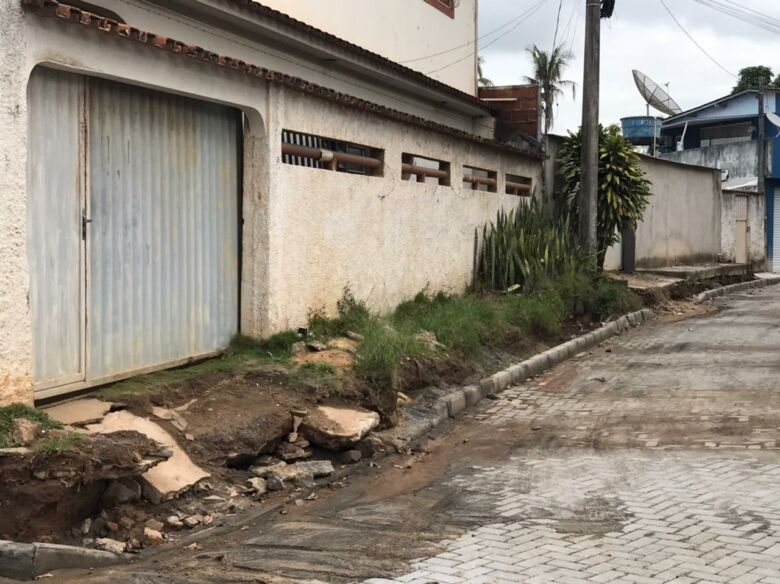 Desnível após pavimentação impede moradores de usarem garagens em rua de Guarapari