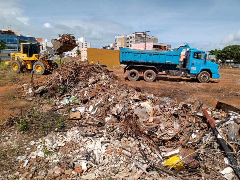Limpeza terreno Muquicaba - Guarapari: prefeitura realiza limpeza em terreno baldio; proprietários recebem multa de mais de R$ 30 mil