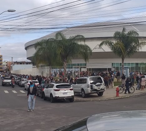 Covid-19: vacinação sem agendamento causa aglomeração em Guarapari