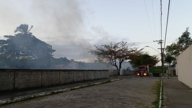 Guarapari: terreno na Praia do Morro tem princípio de incêndio na tarde desta sexta (27)