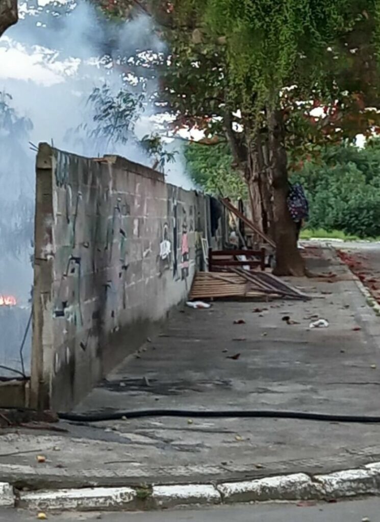 Guarapari: terreno na Praia do Morro tem princípio de incêndio na tarde desta sexta (27)