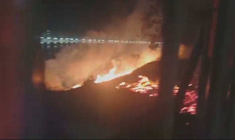 Vídeos: incêndio atingiu vegetação no Atalaia, em Guarapari, na noite de domingo (29)