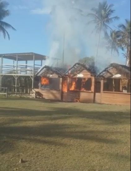 Incêndio atinge beach club na península de Meaípe, em Guarapari