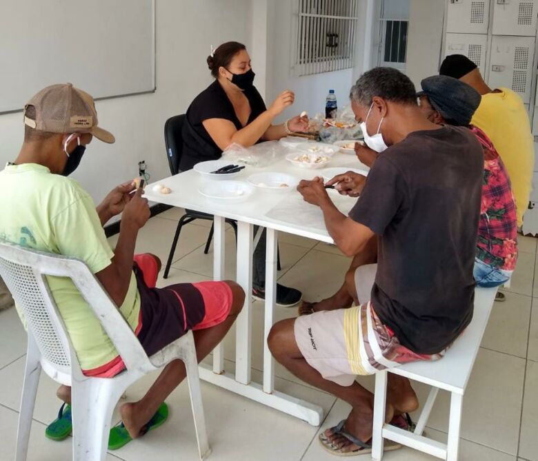 Oficina ensina artesanato para pessoas em situação de rua no Centro Pop de Guarapari
