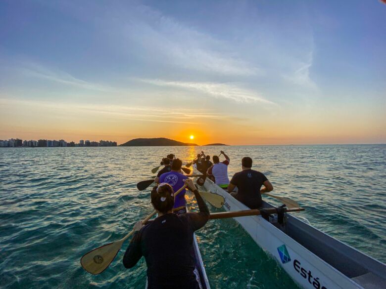 Canoa Havaiana1 - Guarapari: competição de canoa havaiana movimenta Prainha de Muquiçaba neste domingo (19)