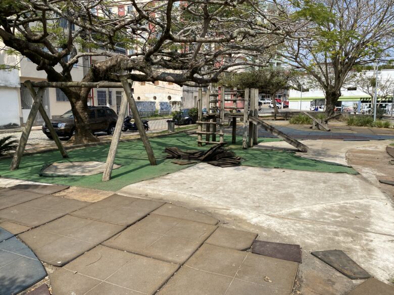 Praça Trajano Lino Gonçalves recebe reparos; prefeitura de Guarapari promete novo projeto