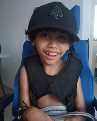 Família de Guarapari vende rifa para comprar equipamentos para criança com paralisia cerebral