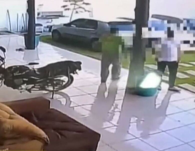 Dono de restaurante e funcionário são presos em Guarapari por fazerem compras com cartões clonados