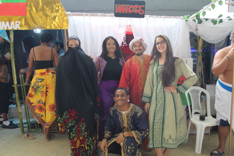 Seminaristas de Guarapari abordam diversidade e culturas do mundo em Feira