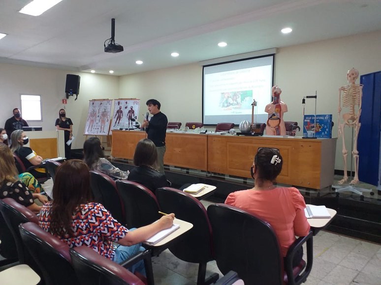 Guarapari entrega 17 kits de ciências para escolas municipais