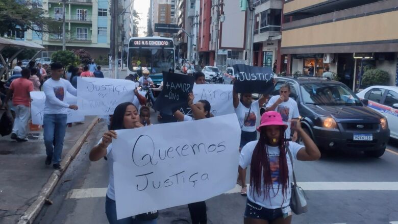 Familiares e amigos de casal atropelado em Guarapari se manifestam pedindo justiça