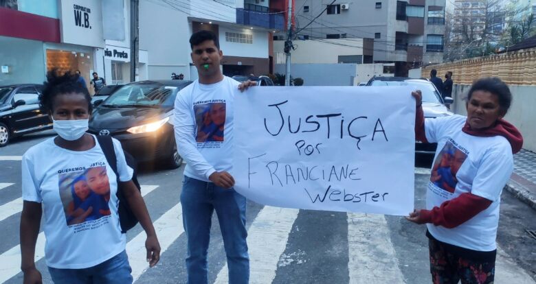 Familiares e amigos de casal atropelado em Guarapari se manifestam pedindo justiça