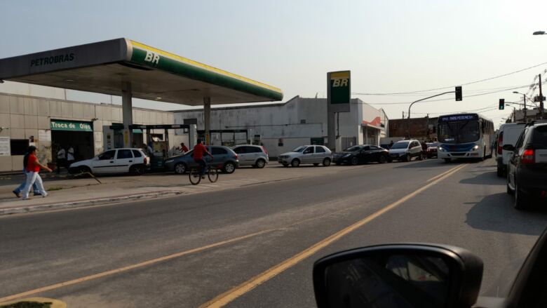 Postos de Guarapari não relatam falta de combustível; ainda há filas para abastecimento