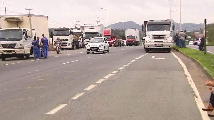 Protestos de caminhoneiros paralisam veículos de carga em pontos do Espírito Santo
