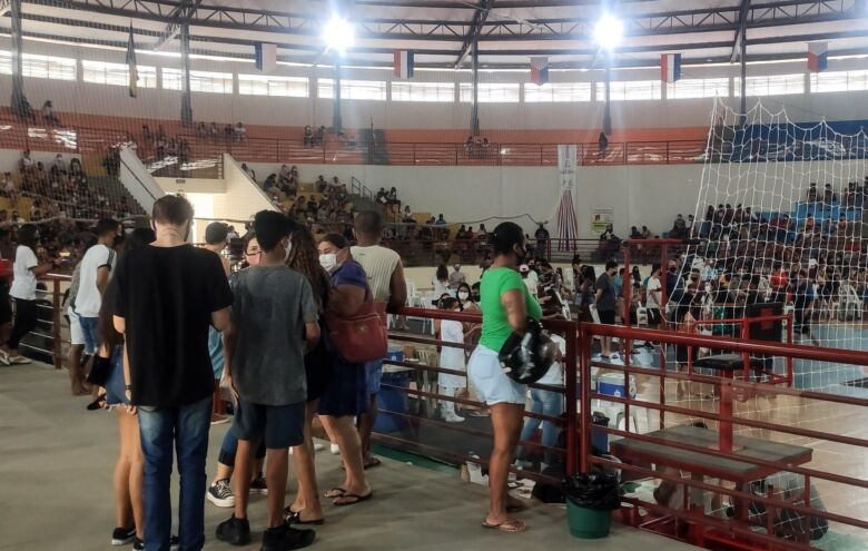 Desencontro de informações causa aglomeração em vacinação de adolescentes de Guarapari