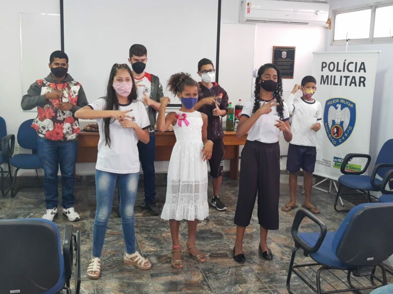Batalhão da Polícia Militar recebe visita de alunos com deficiência auditiva de Guarapari