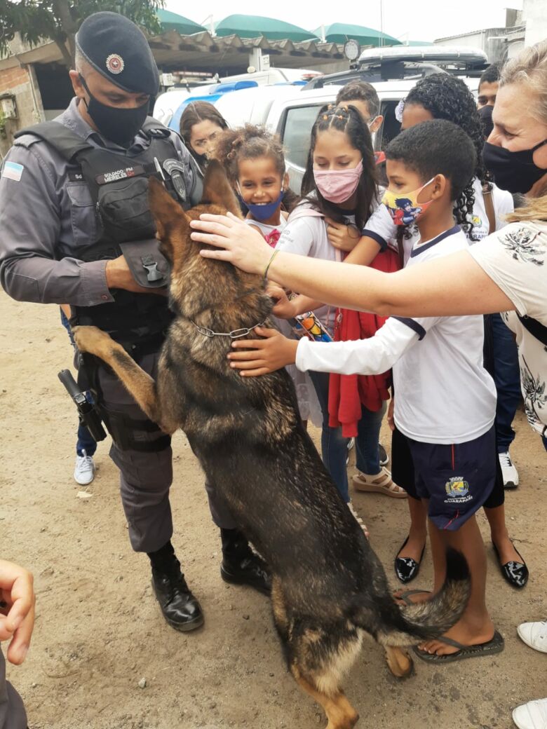 Batalhão da Polícia Militar recebe visita de alunos com deficiência auditiva de Guarapari