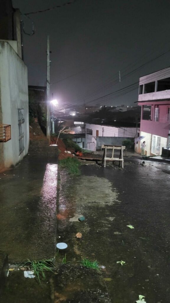 Acumulo de chuva provoca queda de muro e alagamentos em Guarapari