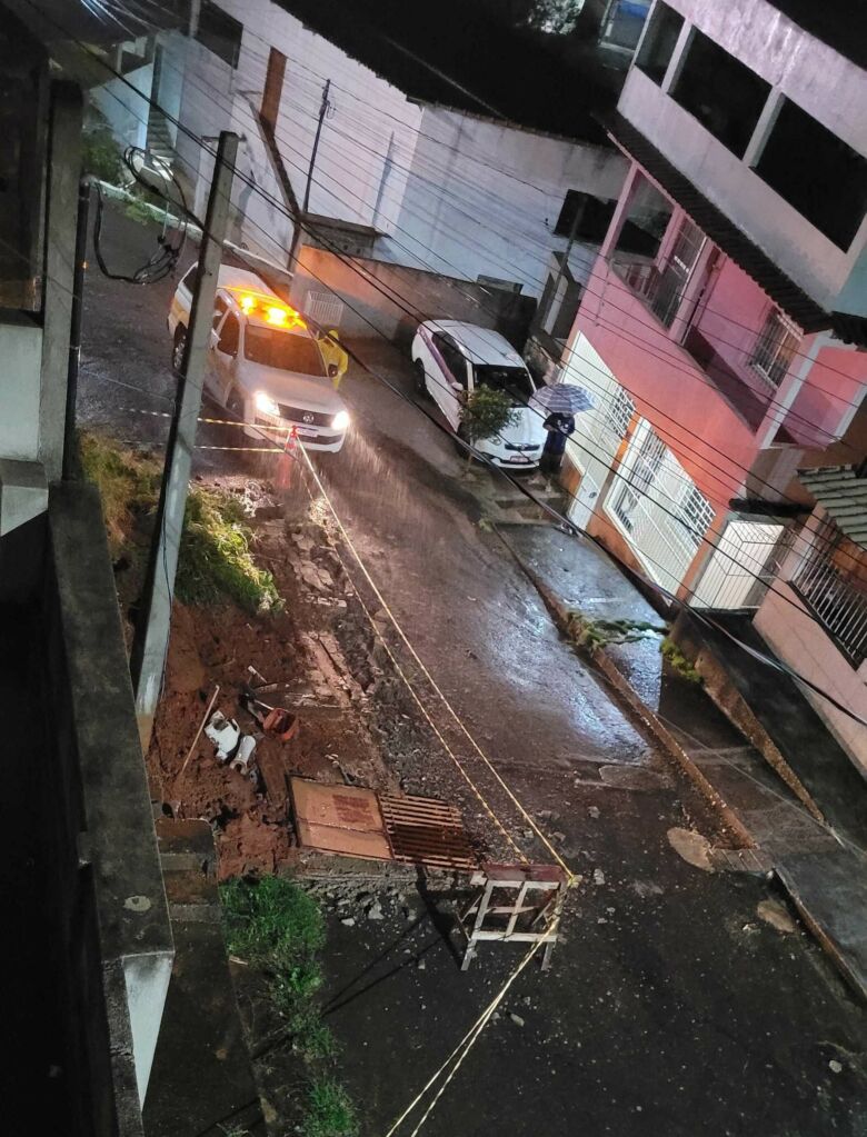 Acumulo de chuva provoca queda de muro e alagamentos em Guarapari