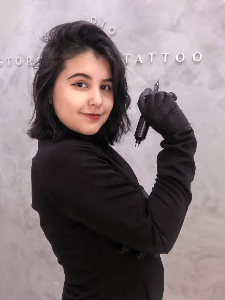 Tatuadora e empreendedora: artista de Guarapari se consolida aos 20 anos
