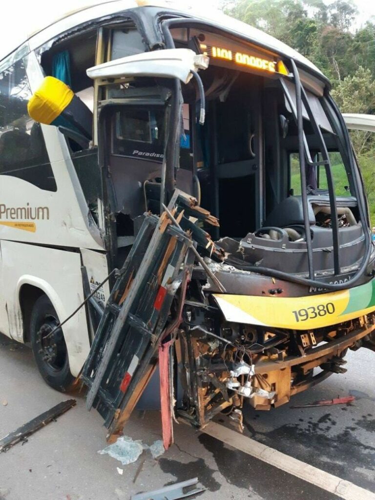 Ônibus que seguia para Guarapari sofre acidente na BR-262