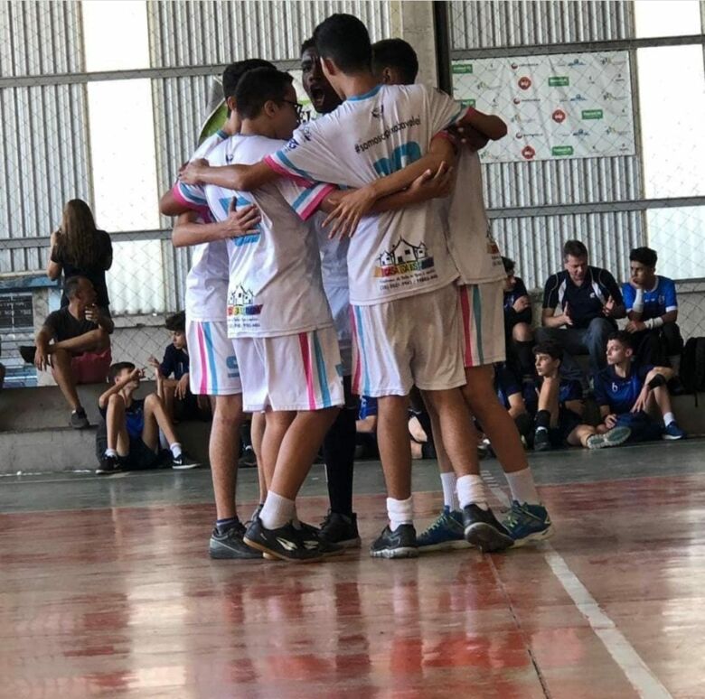 Projeto de vôlei busca ajuda para continuar treinos com jovens em Guarapari