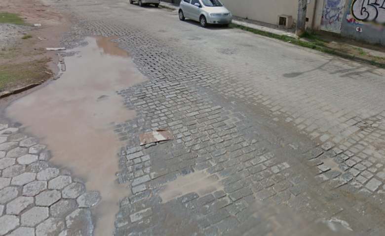 Moradores apontam problemas em rua pavimentada com pedras em Guarapari